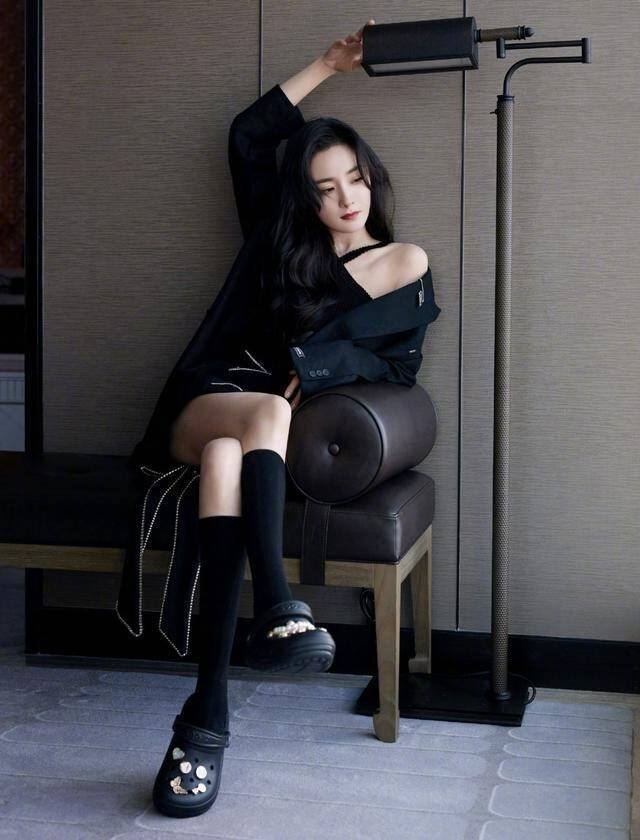 黑色 杨幂再次“装嫩”成功，露肩上衣配短裙打扮似学生，身材让人羡慕