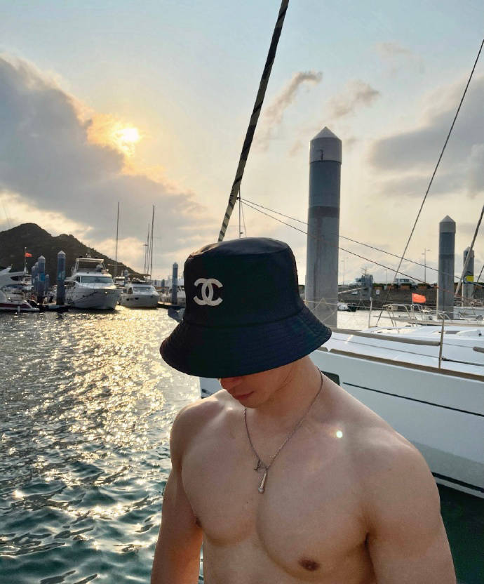 熱愛擼鐵的空少，健身是一種生活方式，鍛造出霸氣胸肌健壯麒麟臂！ 健身減肥達人 第12张