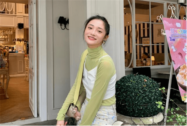 女孩子 三伏天一定不要穿防晒衣，学学杨紫、杨幂，这样穿清凉防晒又时髦