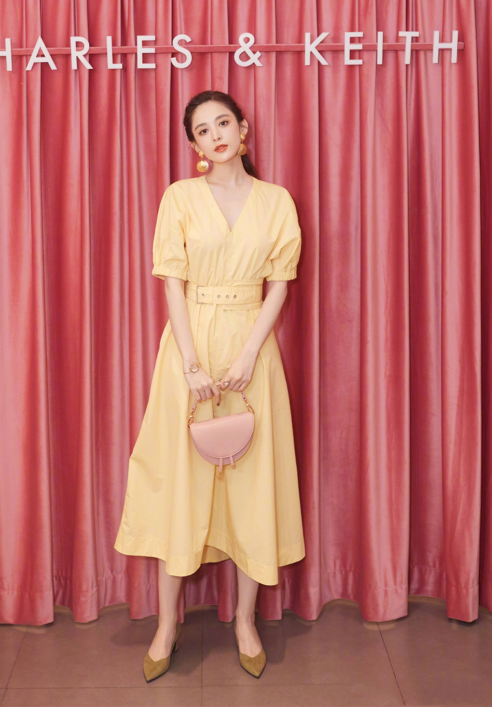 风情 古力娜扎不愧是异域风情的大美女，穿抹胸吊带太显嫩，造型感绝了