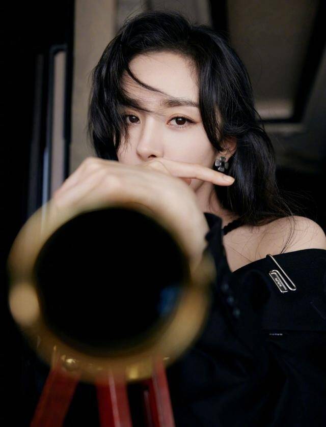 黑色 杨幂再次“装嫩”成功，露肩上衣配短裙打扮似学生，身材让人羡慕