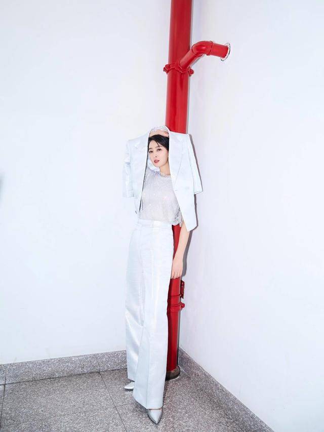 全无 马苏终于逆袭成功,一袭黑色V领连衣裙性感高级,土气感全无