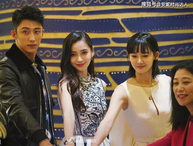 健美 30岁baby一袭绣花短裙，与31岁苗苗同框比美，似一对姐妹花