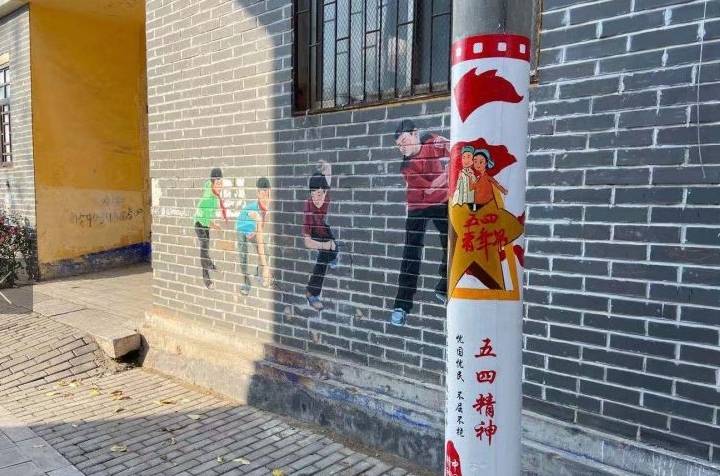 "我们通过墙体彩绘及电线杆,水缸,电表箱绘画等形式,展示三源文化