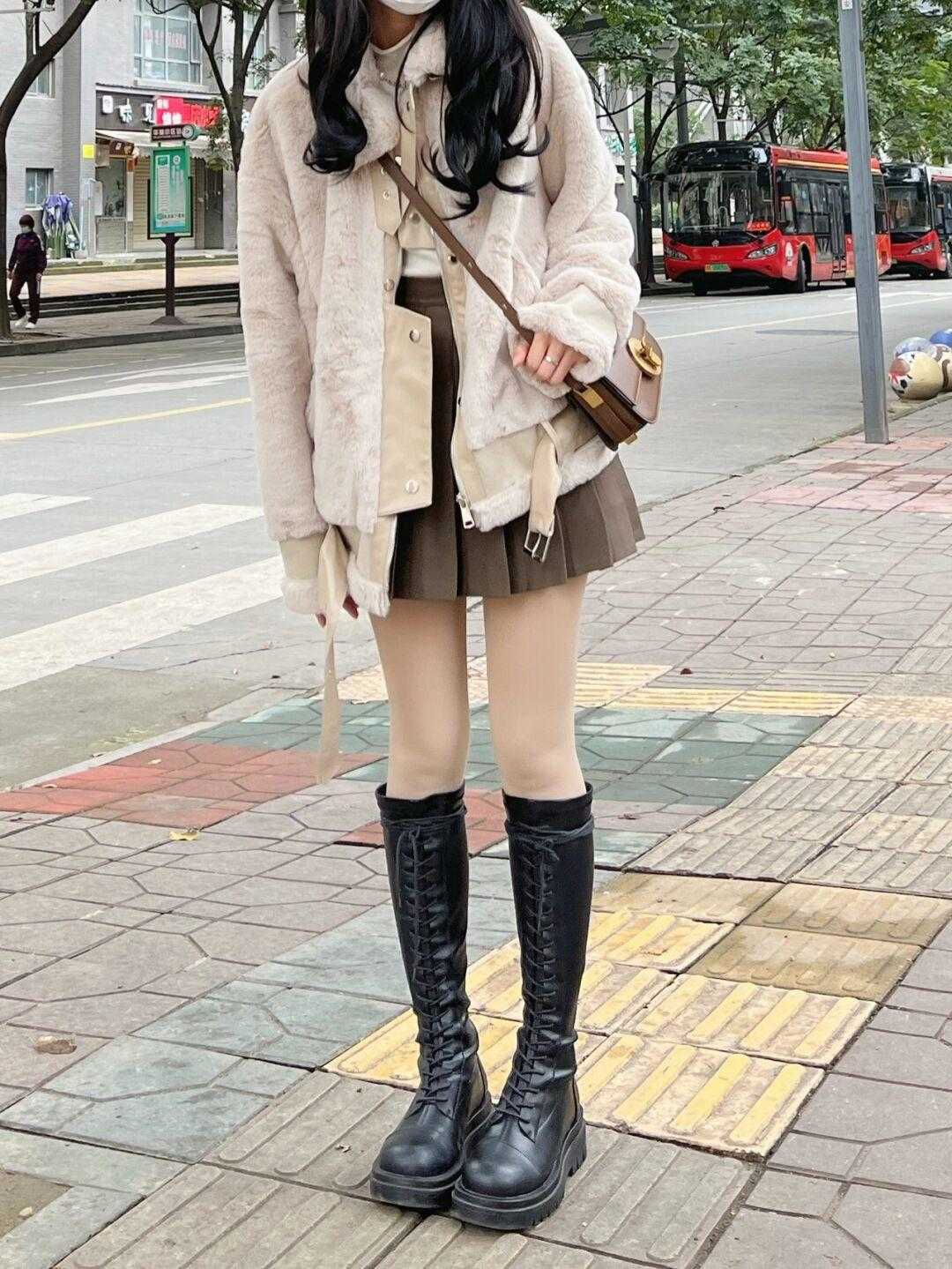 颜色 肉色打底裤怎么穿才不土气？试试这几种搭配方式，优雅显瘦又时髦