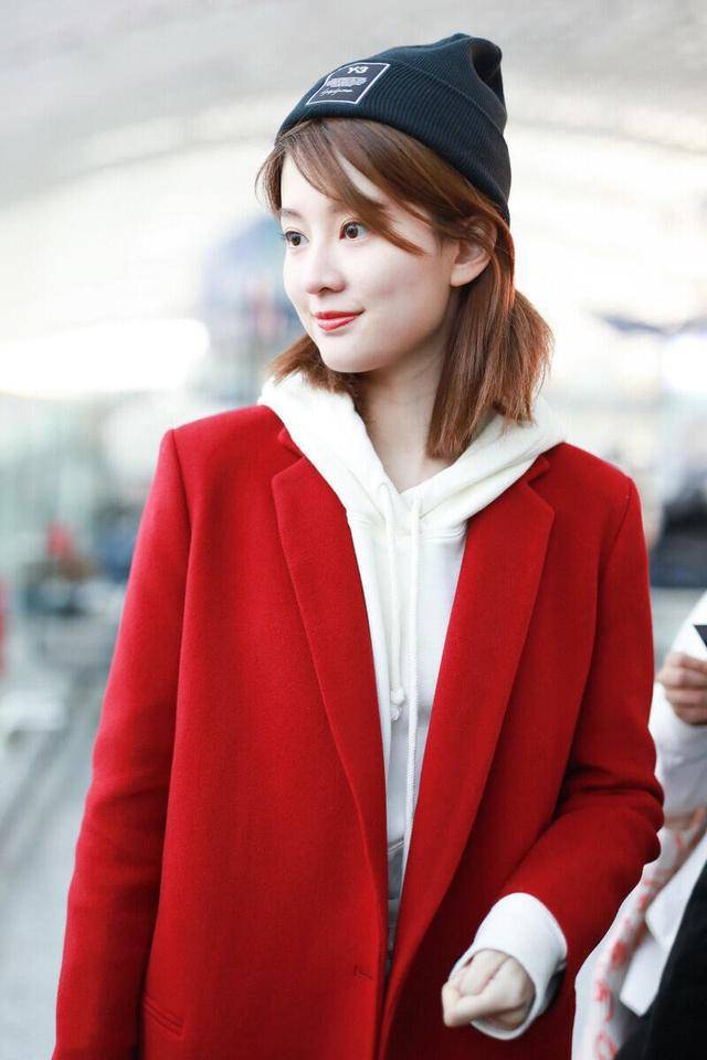 颜色 红大衣内搭白色卫衣清纯甜美，真的超级显白