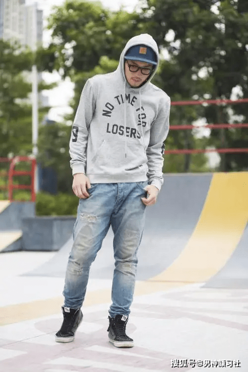 卫衣 卫衣这种万金油款都能穿得这么丑，那肯定是因为裤子