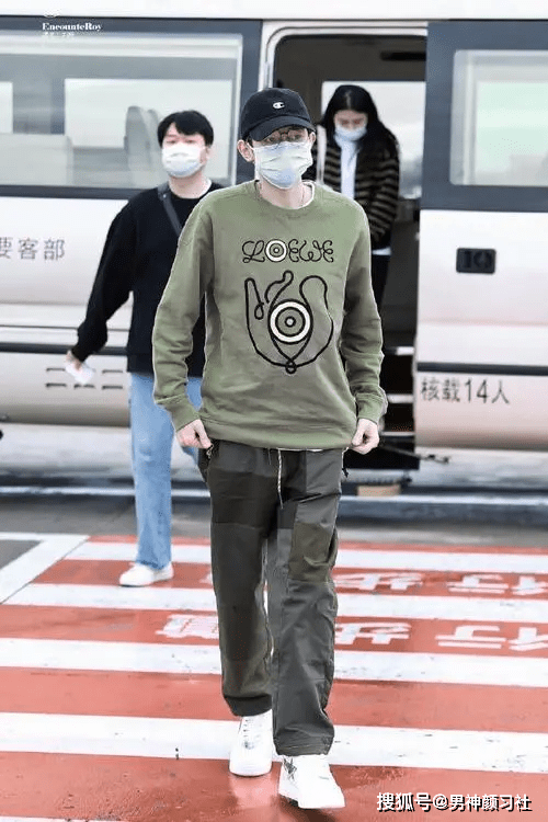 卫衣 卫衣这种万金油款都能穿得这么丑，那肯定是因为裤子