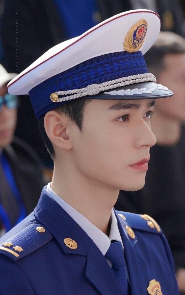 一身 军装真的很抬气质！躲过了李易峰和白敬亭，却被龚俊的军装帅到了