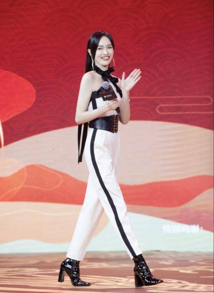 黑色 佘诗曼真会扮嫩！与小8岁唐嫣同框像同龄人，45岁状态灵动似少女