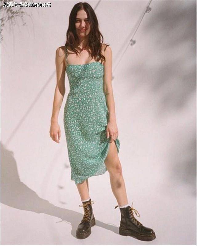 整体 若你才35岁，别打扮太老气！连衣裙配“夏季靴”，洋气减龄美上天
