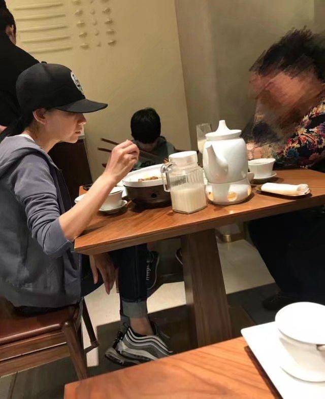 黑色 董洁在活动现场被拍，嘴角干瘪法令纹很深，好歹没去医美很真实！