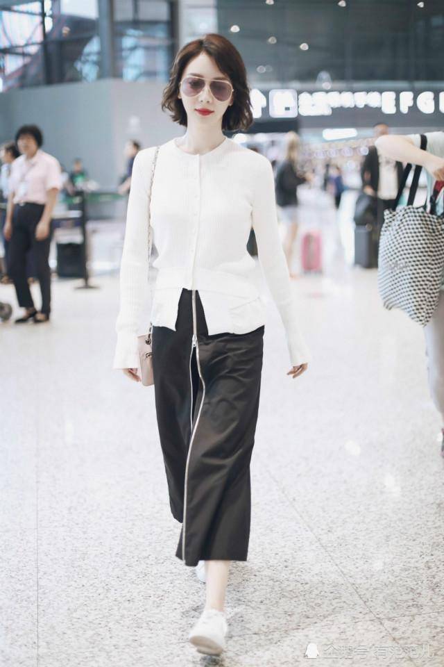 黑色 奔四的女人尽量不要打底裤配裙子!学陈数这样穿,美得优雅又气质