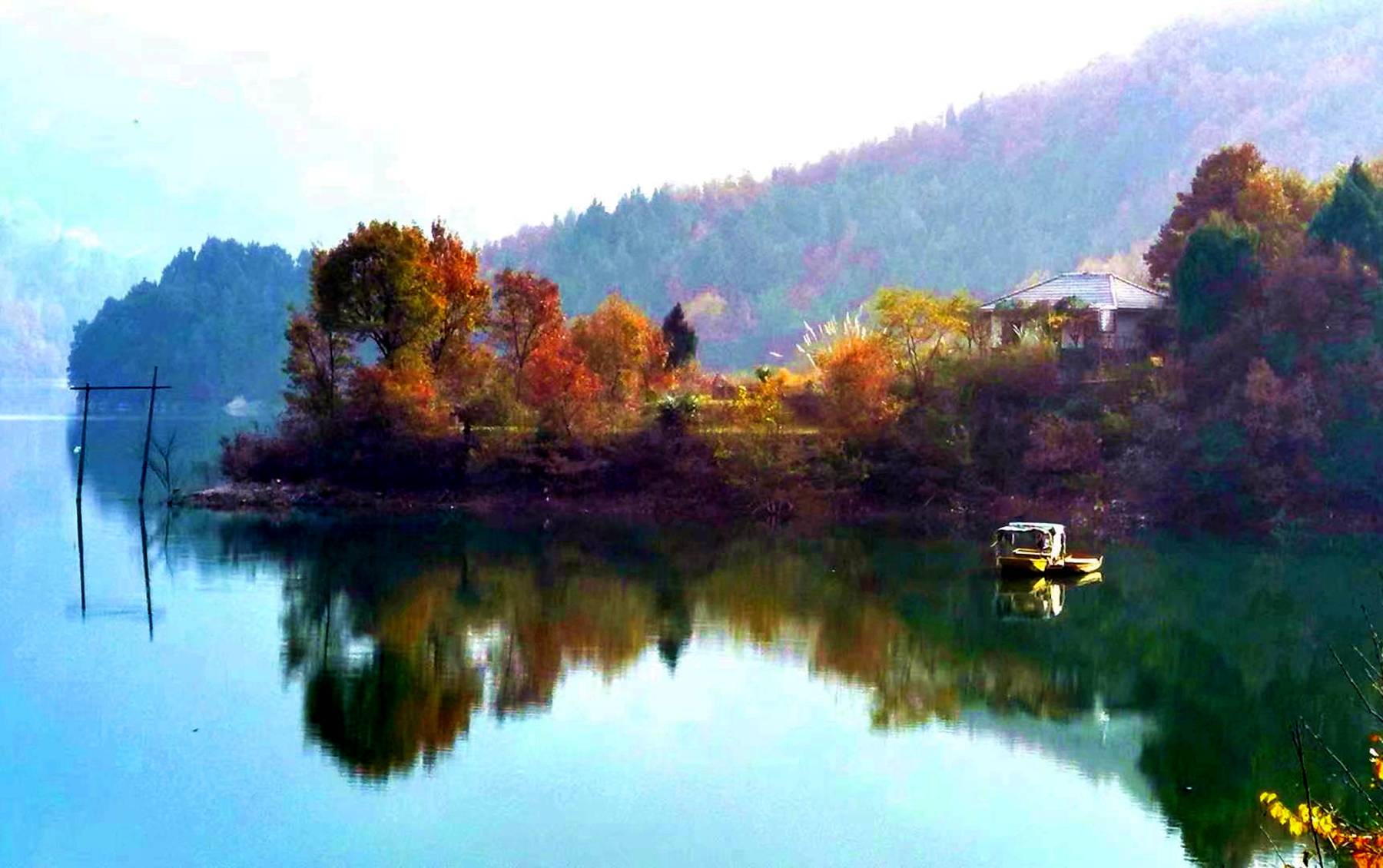 快看最美白龙湖,它位于川陕甘交界处,眼下秋意正浓,一起来看看!
