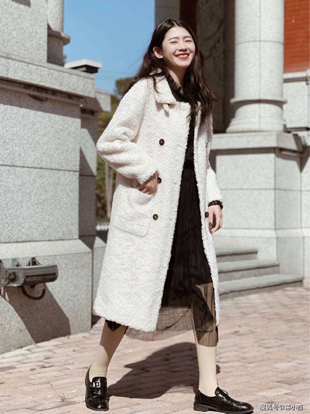 羊羔 冬季还是穿“羊羔毛外套”最减龄，配半身裙、小黑裤，时髦又洋气