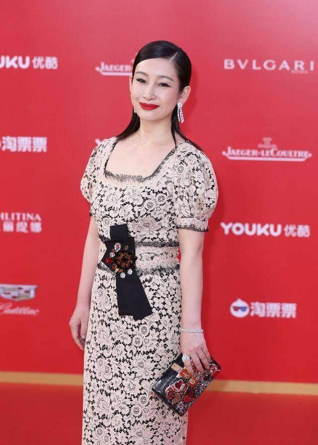 曲线 秦海璐明知道自己胯宽，还穿蕾丝包臀裙，看起来更胖了！