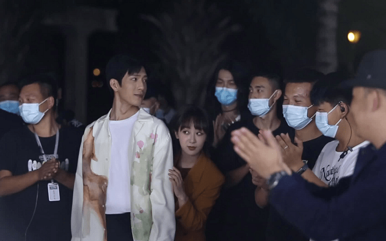 演技|《女心理师》凌晨杀青，杨紫晒演员合照，俊男美女同框好养眼