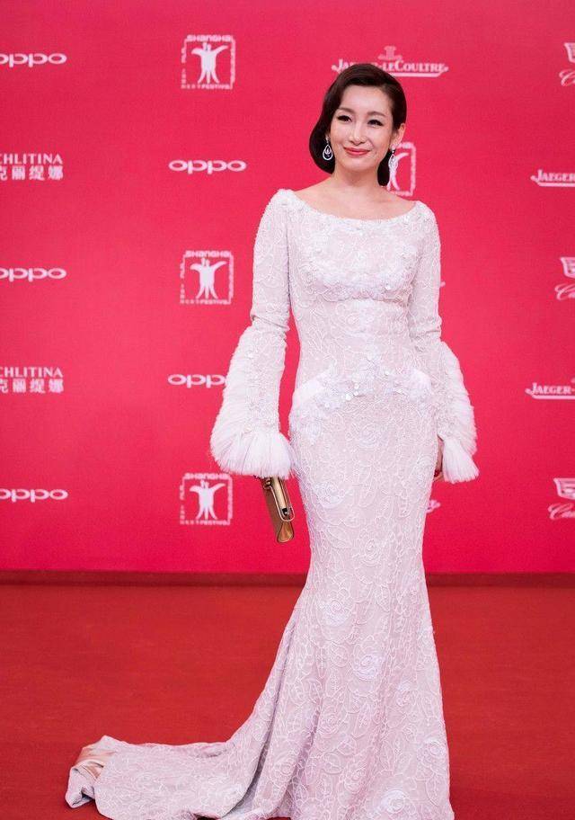 曲线 秦海璐明知道自己胯宽，还穿蕾丝包臀裙，看起来更胖了！