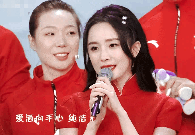 金晨 女明星春晚穿红裙，躲过了杨幂跟李沁，却被迪丽热巴给美到了