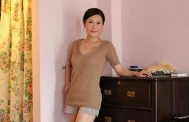 50岁知名女星削发为尼,曾多次爱上有妇之夫,未婚生子情路坎坷?