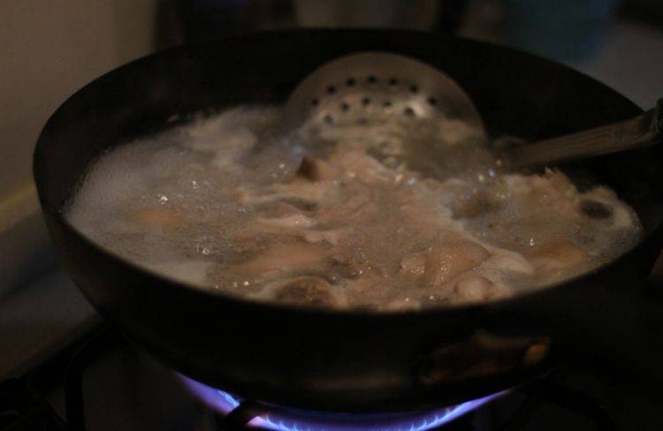 猪脚怎么煲汤才浓白 53f572bb44b0468286407896bbe4750e.jpeg