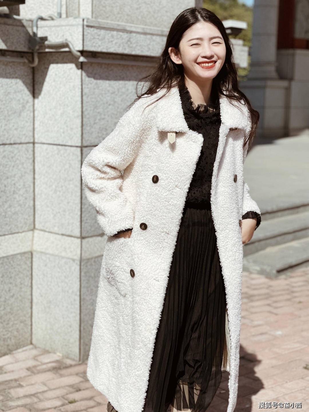羊羔 冬季还是穿“羊羔毛外套”最减龄，配半身裙、小黑裤，时髦又洋气