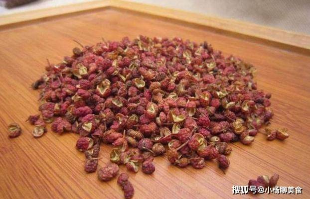 花椒泡腳既養生又治痛經,老中醫說:睡前用它,養生功效讓人震驚