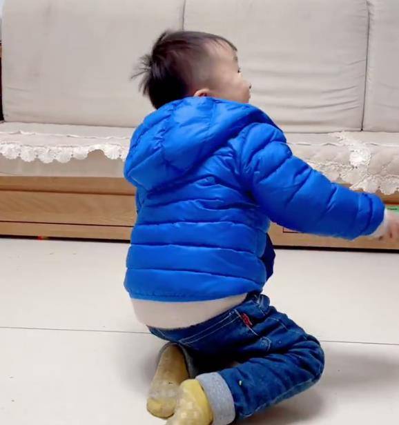 一家人|郭威陪奇奇玩“挑战18岁”，背影跟姚师兵重合，姚家基因太强大