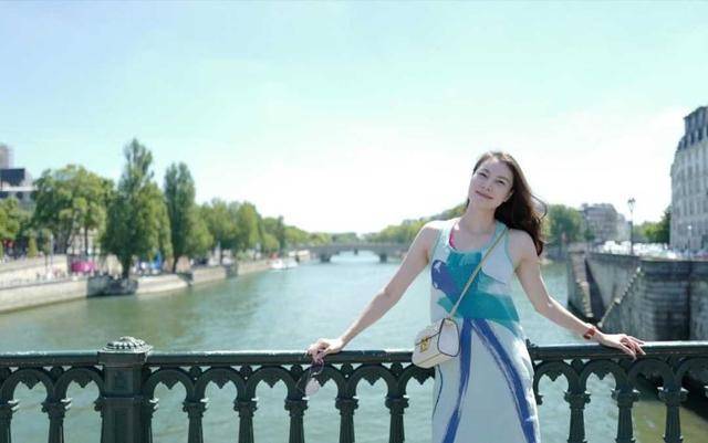 黑色 谢杏芳林丹同框，谢杏芳一袭红裙搭配黑丝袜性感迷人，大长腿抢镜