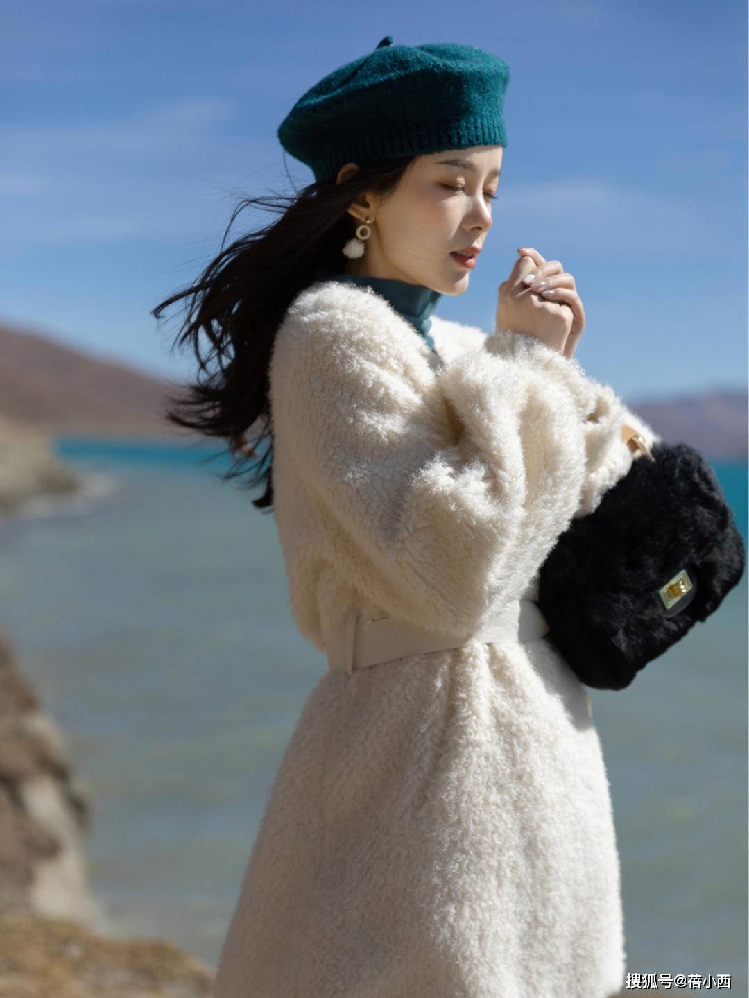 羊羔 冬季还是穿“羊羔毛外套”最减龄，配半身裙、小黑裤，时髦又洋气