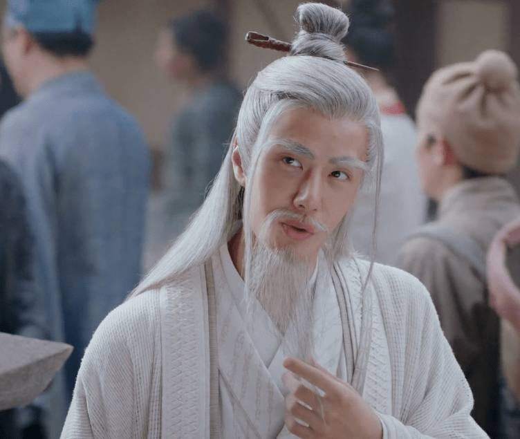 显得|《有翡》：王一博老年装造型上线，第一次被老爷爷给帅到了！