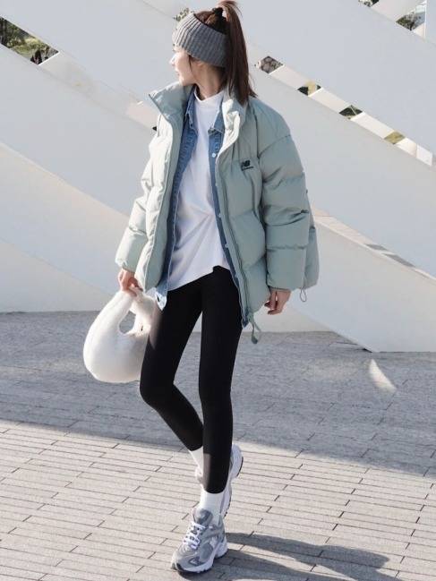 黑色 穿不厌的羽绒服,入冬选择这么穿不仅保暖舒适,还很减龄又时髦