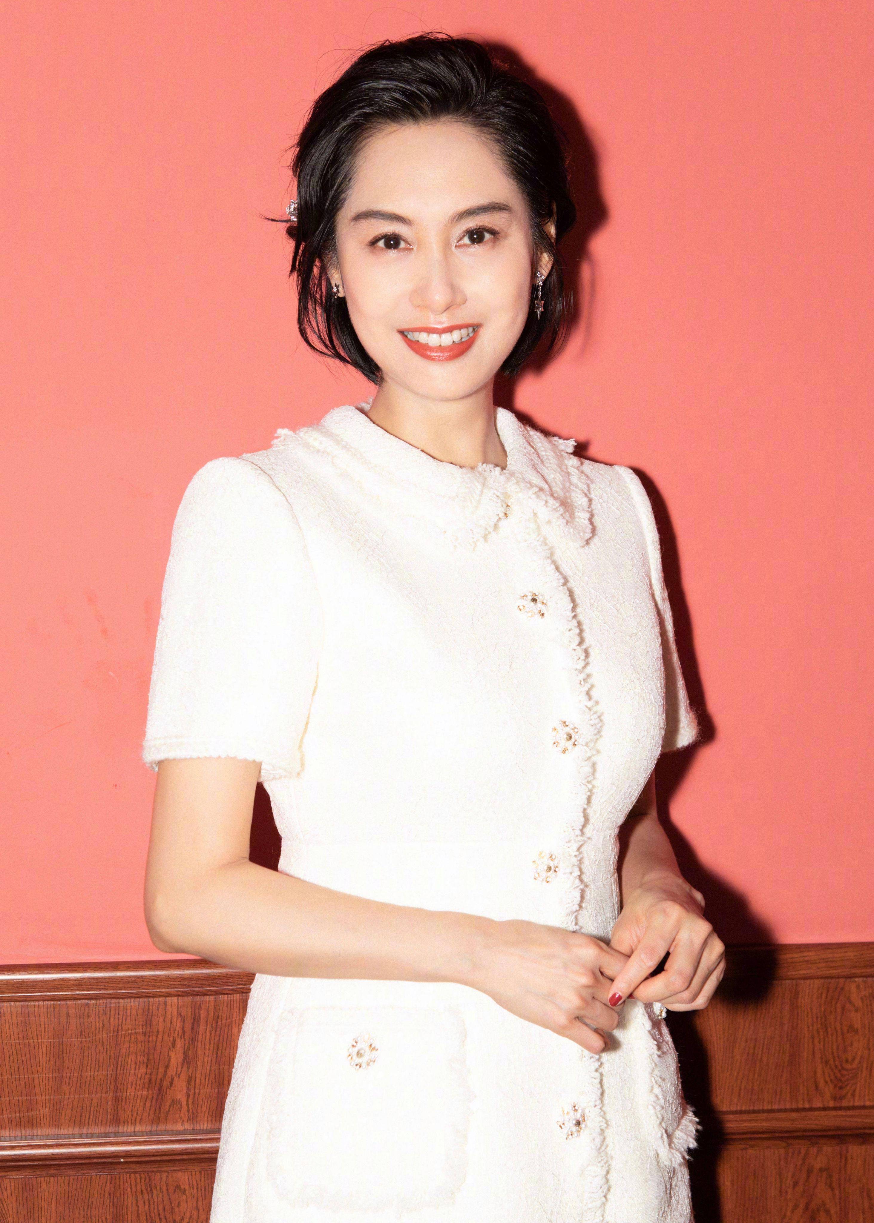 原创朱茵参加某综艺节目造型,西装短裤套装配低马尾,小个子赶紧get