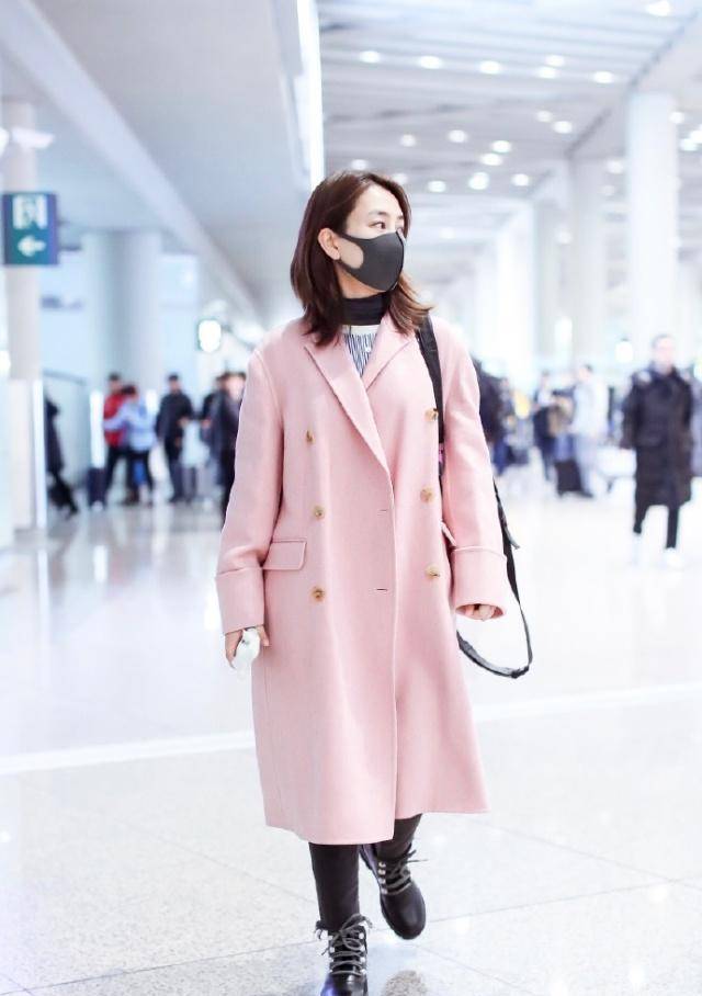一身 马苏用一件粉色大衣证明，减龄变年轻就是这么简单
