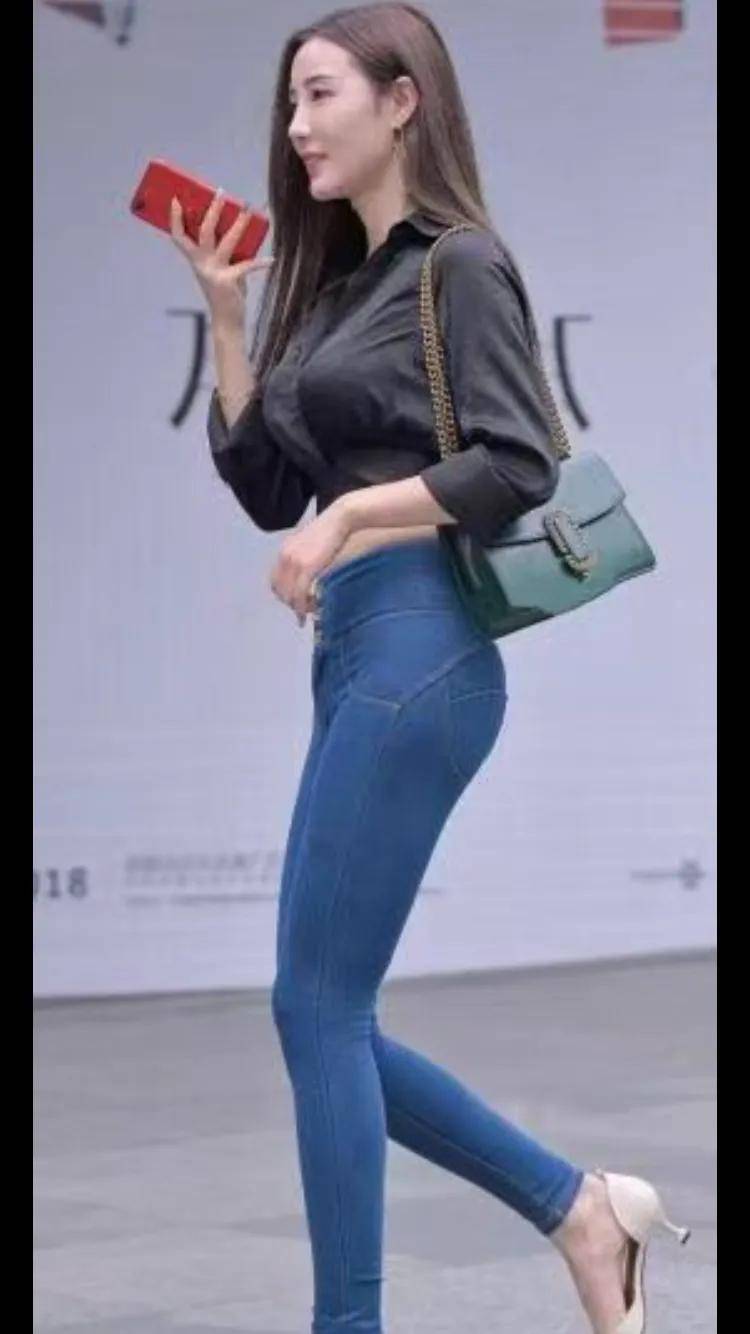 黑色 黑色丝绸衬衫质感十足，搭配蜜桃臀牛仔裤，这样的穿搭你喜欢吗？