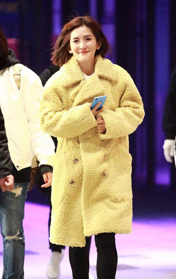 家居 谢娜怎么搞的，穿着家居装就出来了？粉色兔耳朵棉鞋亮了