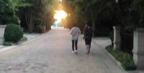 时间唐艺昕产后2月近况，四肢纤细恢复好，和产前状态无差别