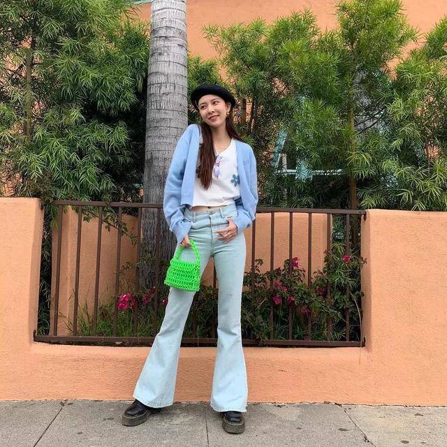 气象 宋妍霏是有多瘦？“岩浆裤”穿上看着像是90斤左右，超苗条的