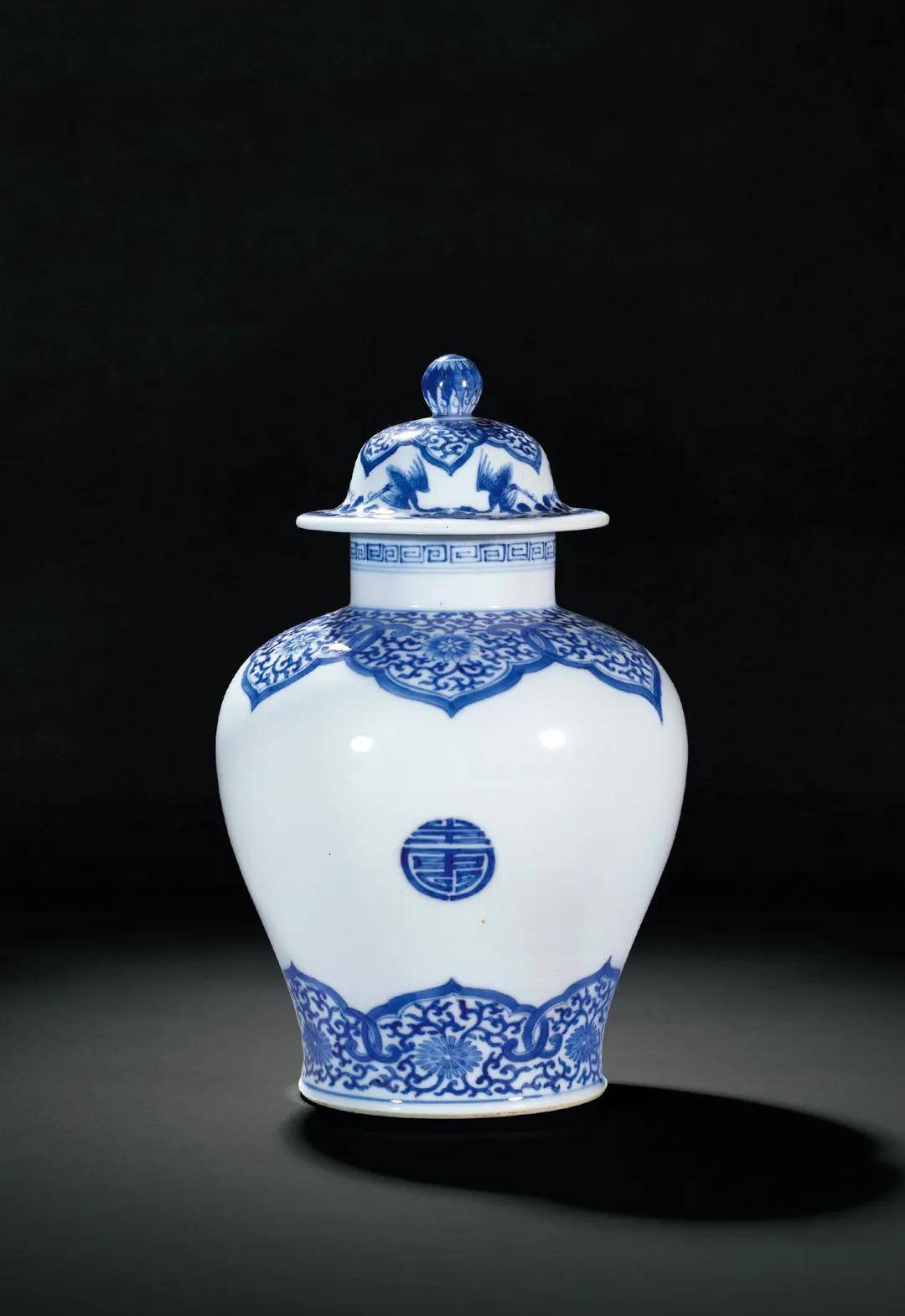 北京2021秋拍素雅简洁的清康熙青花团寿纹小盖罐