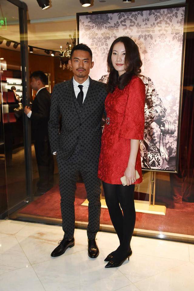 黑色 谢杏芳林丹同框，谢杏芳一袭红裙搭配黑丝袜性感迷人，大长腿抢镜