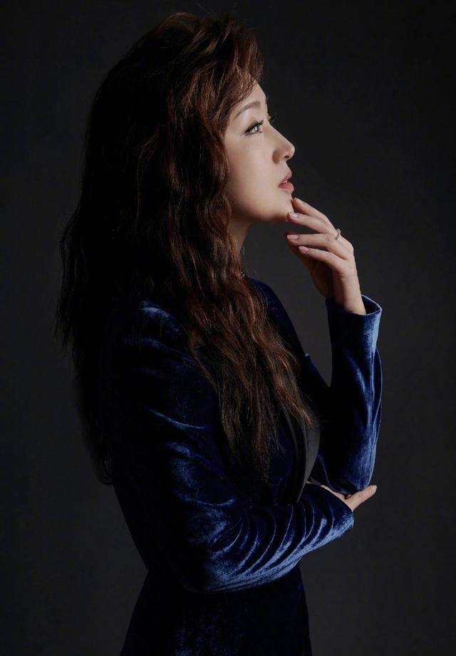 玉女 48岁玉女杨钰莹真会穿，穿一袭蓝色丝绸西服套装，女强人风范十足