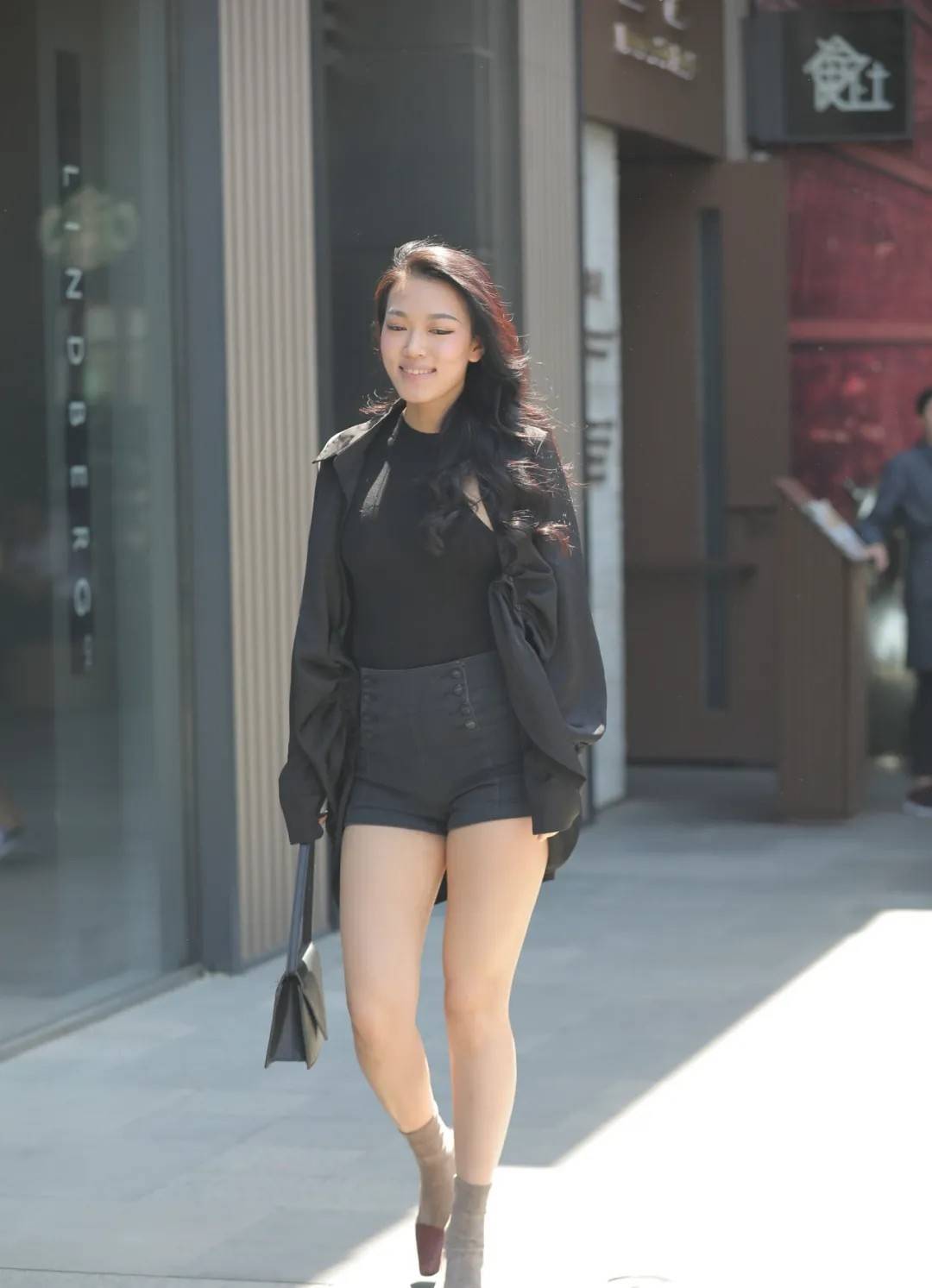 显得 凸显大女人气息的搭配，随性洒脱气场十足，照着穿准没错