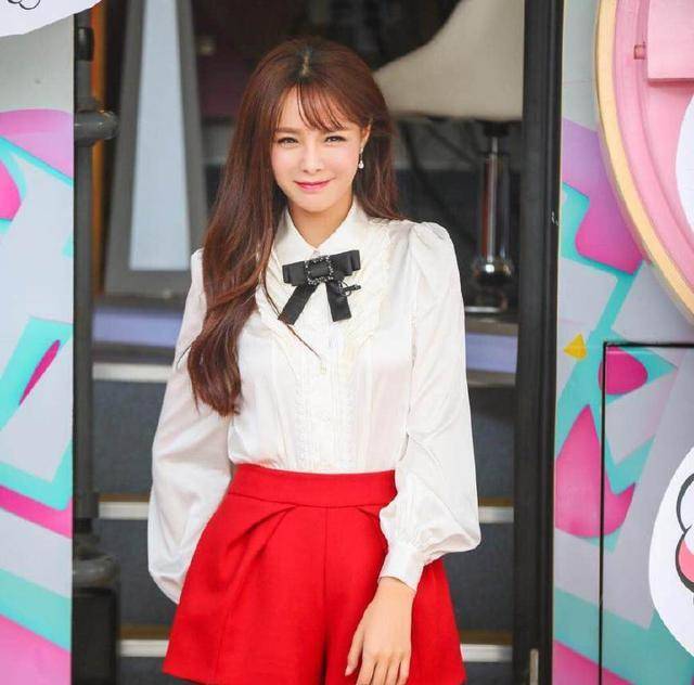 沈梦辰 甜美的姑娘怎么穿？沈梦辰这样穿挺美的！