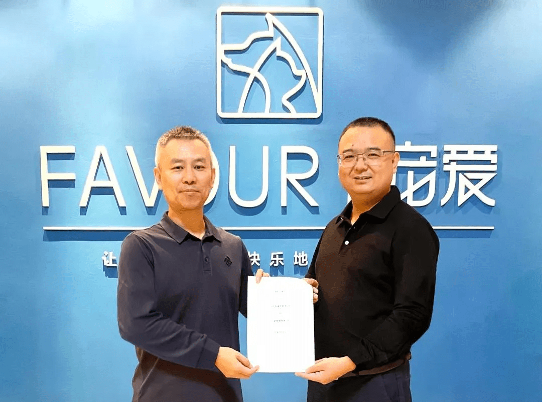 郝波(左),李万邦(右)宠业家此前曾报道,8月26日,润合母公司新瑞鹏集团