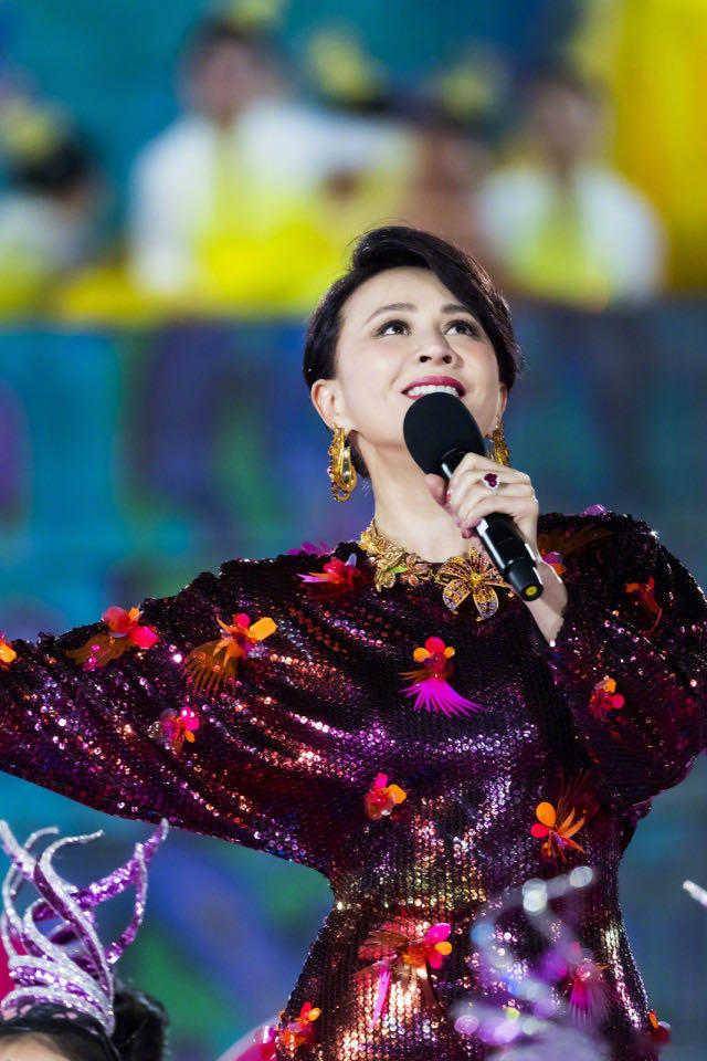 贵妇 54岁刘嘉玲气质全开!穿亮片连衣裙闪闪发光,穿出高级“贵妇”感