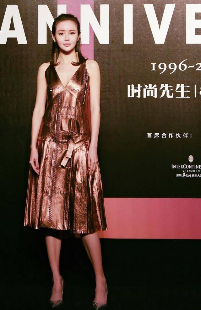 设计 于明加秀身材有一招！开叉抹胸裙秀平坦小腹，优雅高贵不失小性感