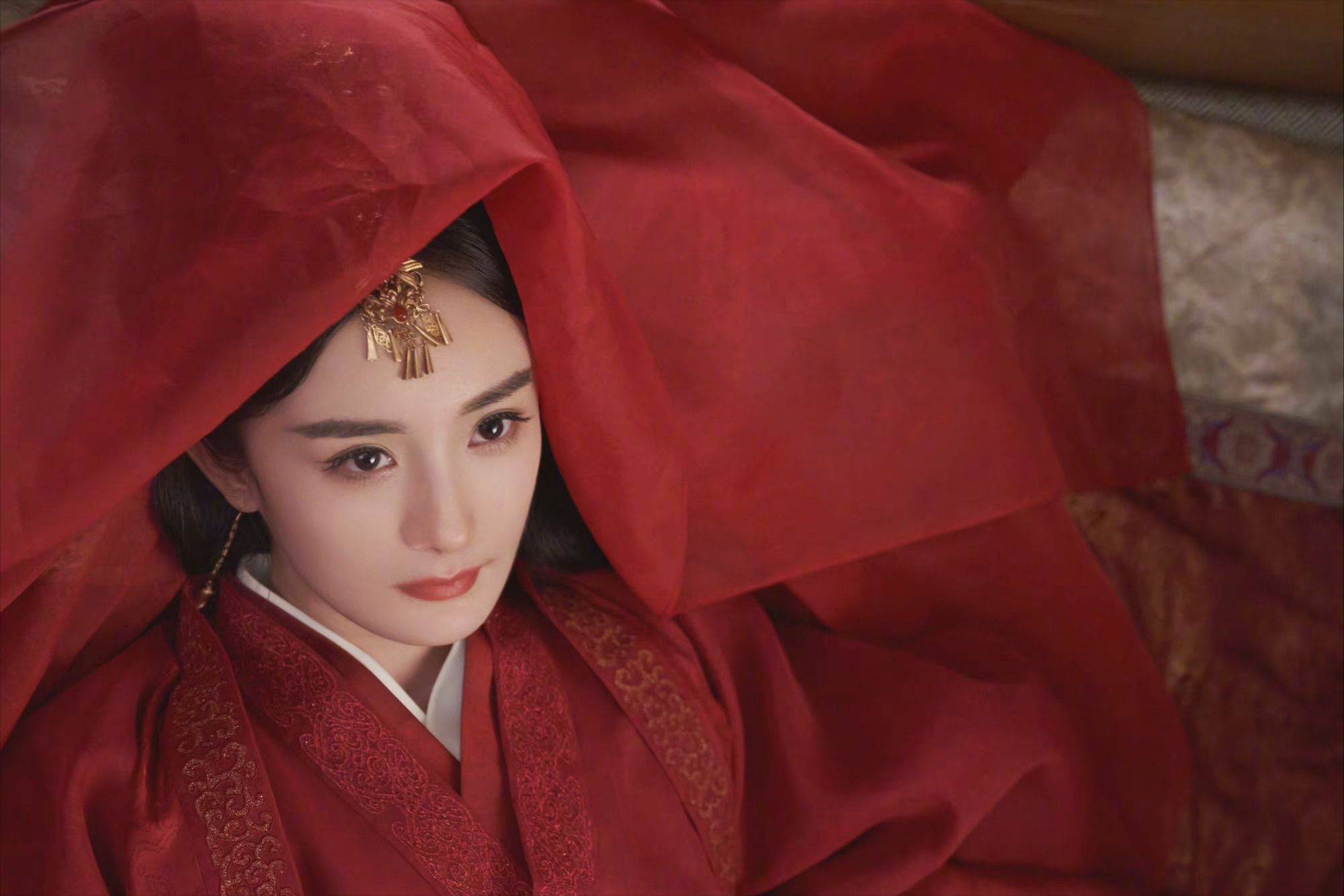 原创斛珠夫人开播过半终于女装上线杨幂雪中红衣氛围感好绝