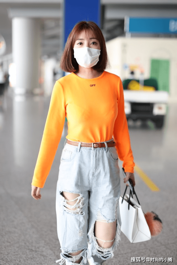 身材 柳岩嫩回18岁，空气刘海配短发显脸小还清爽，随便穿衣都有魅力