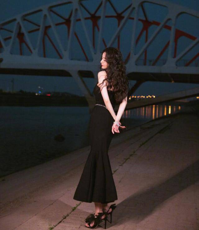 身材 杨幂穿吊带人鱼裙拍江景大片，镜头前撩发摸脸，身材火辣超有料