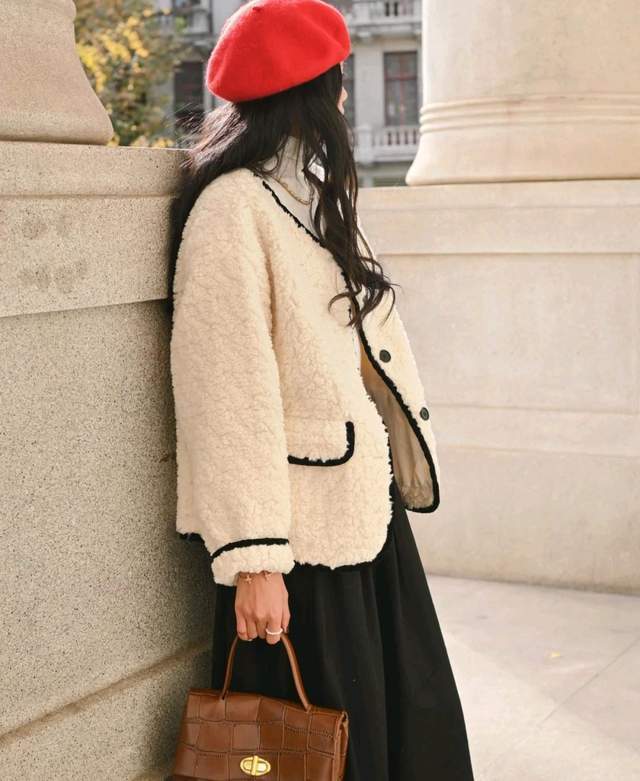 羊羔 在寒冷的冬天，不要只知道穿羽绒服，羊羔毛服装也很受宠